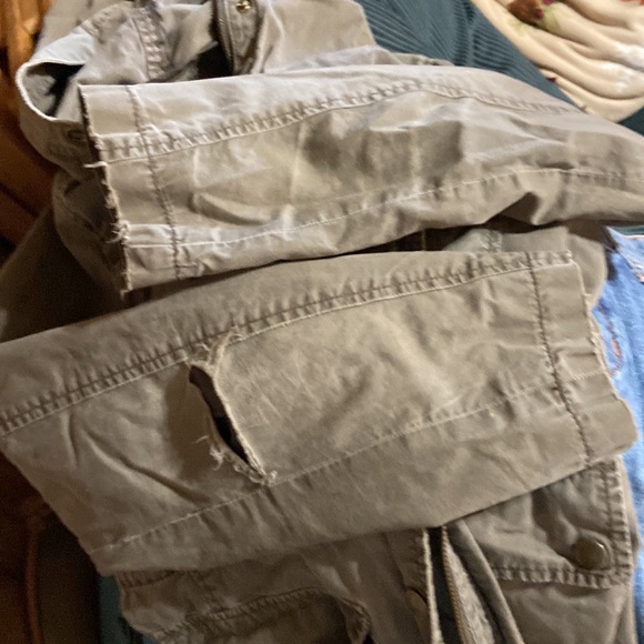 GU Stressed jacket size medium olive green how and right elbow sleeve raveled - Picture 7 of 7